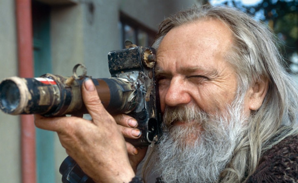 MIROSLAV TICHÝ – Elogio dell’imperfezione nella fotografia randagia di un  FLÂNEUR