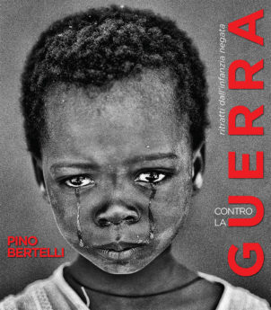Il libro fotografico “Contro la guerra. Ritratti dall’infanzia negata” di Pino Bertelli, a sostegno di padre Alex Zanotelli per aiutare la realizzazione dell’“Albergo dei poveri” a Napoli.