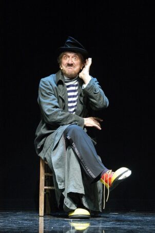 Tommaso Le Pera. Della fotografia immaginista scritta sull’acqua del teatro e sulla filosofia gnostica degli occhi chiusi